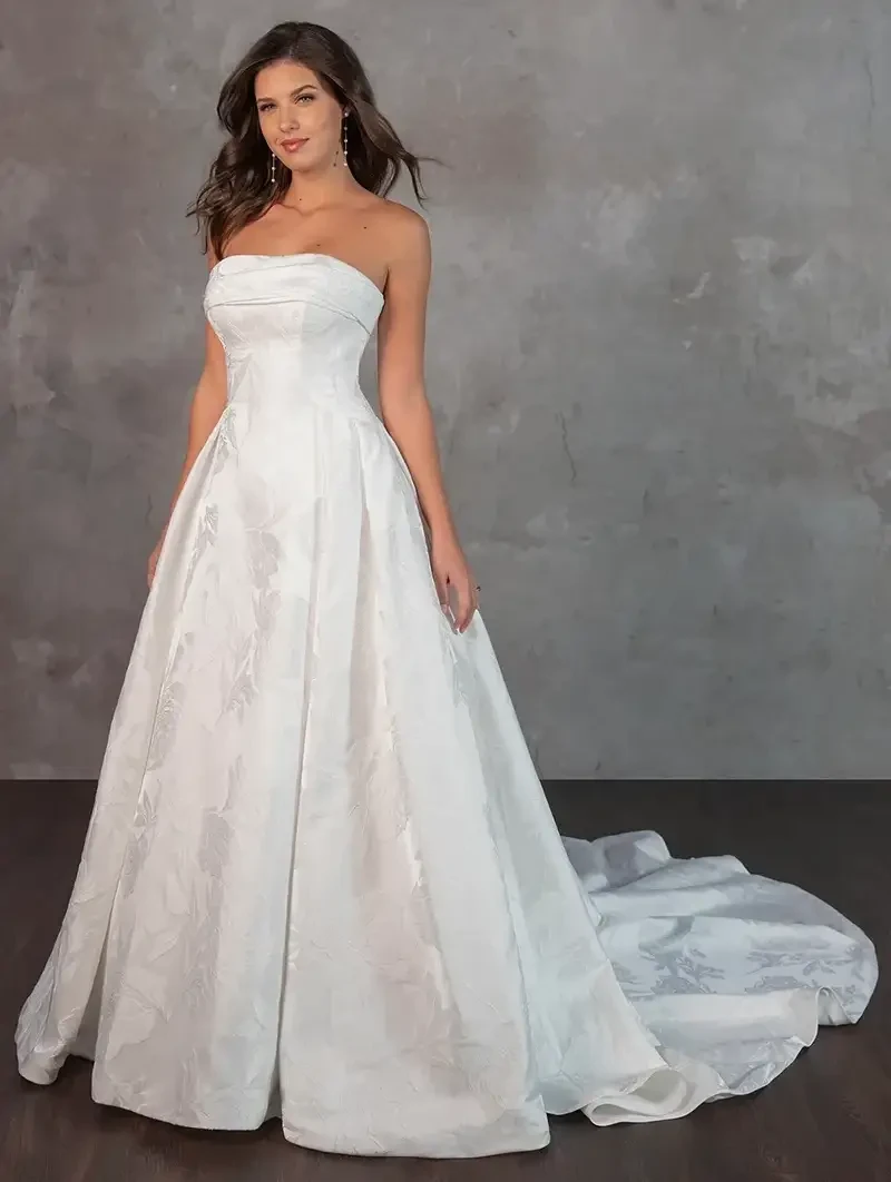 Model wearing a white gown,D4140