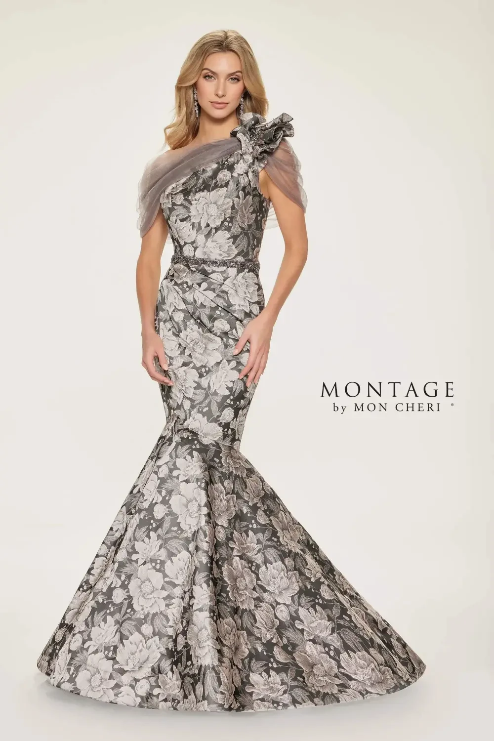 Model wearing a white gown,2715