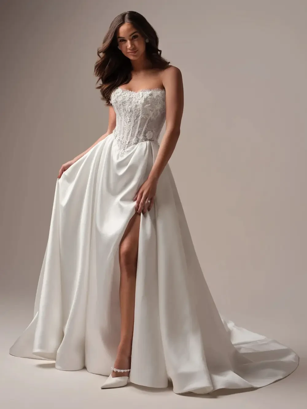 Model wearing a white gown,25MB271
