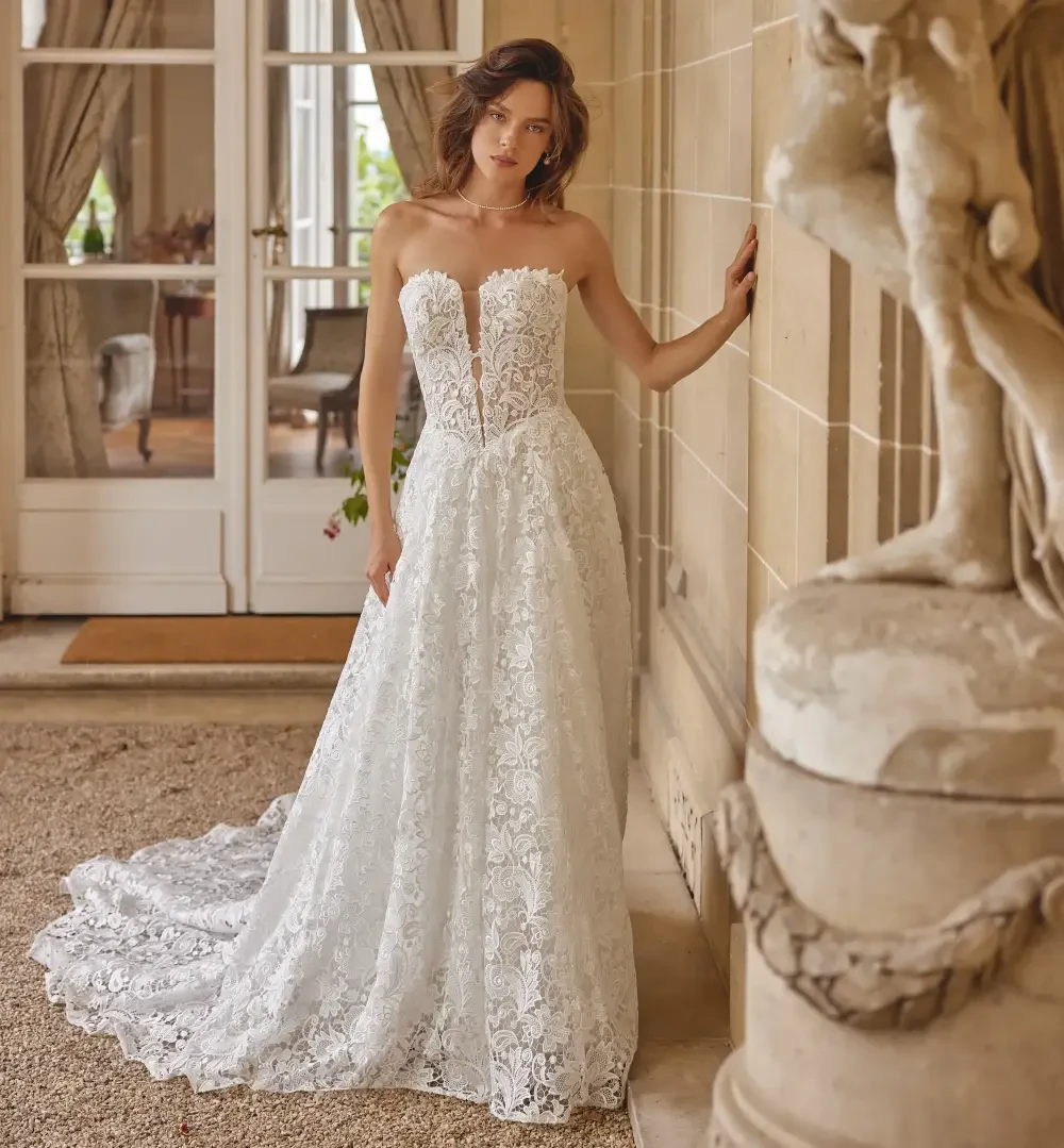 Model wearing a white gown,73110