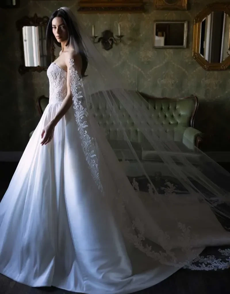 Model wearing a white gown,D4140