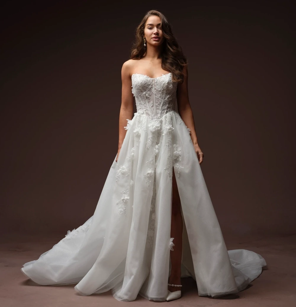 Model wearing a white gown,25MB271