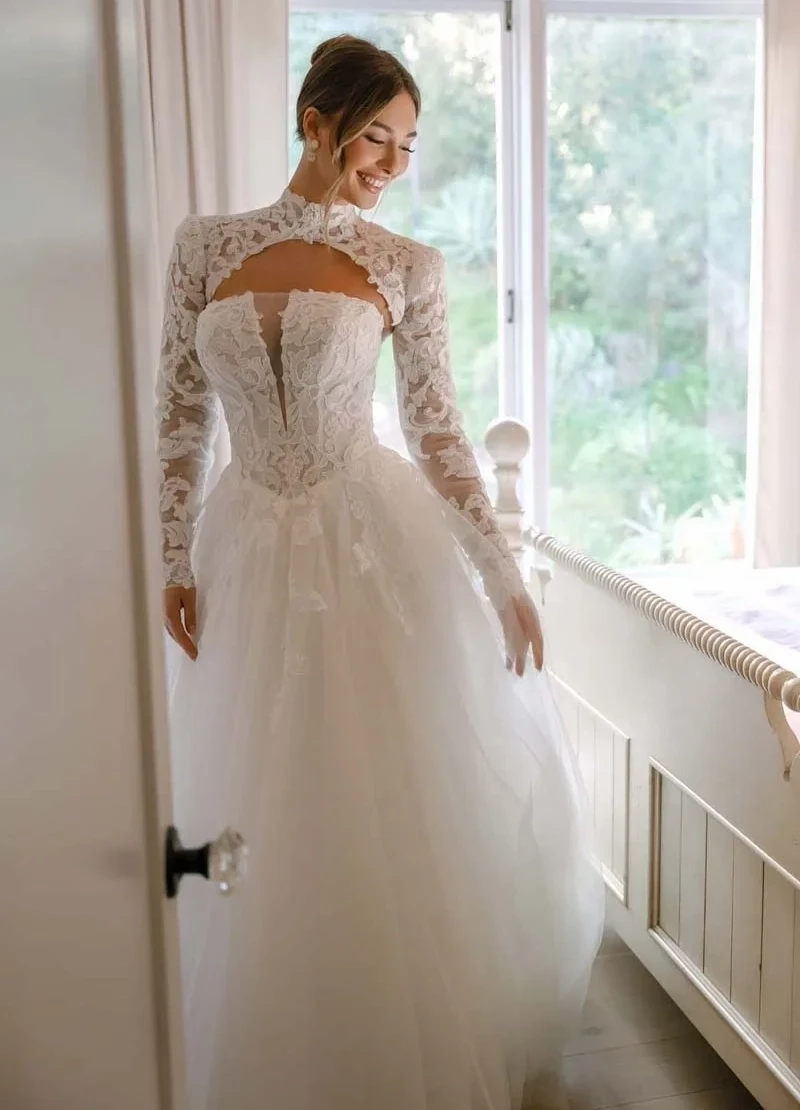 Model wearing a white gown,8046